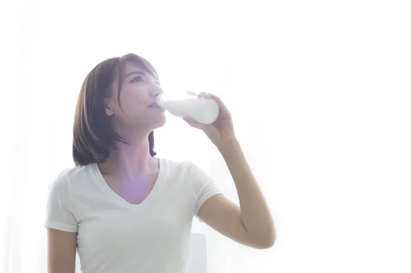 Νεαρά Ασιατικές Γυναίκα Που Χαμογελά Πίνοντας Ένα Ποτήρι Γάλα — Φωτογραφία Αρχείου