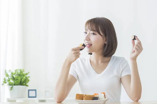 Молоді Азіатські Жінки Посміхаючись Їдять Суші — стокове фото