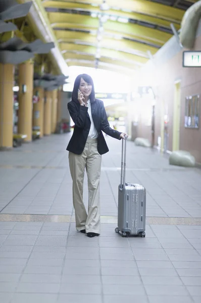 Junge Asiatische Frau Anzug Lächelt Telefon — Stockfoto