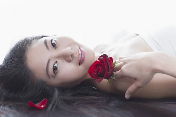 Μια Όμορφη Γυναίκα Της Ασίας Κρατώντας Ένα Τριαντάφυλλο Και Χαμογελαστός — Φωτογραφία Αρχείου