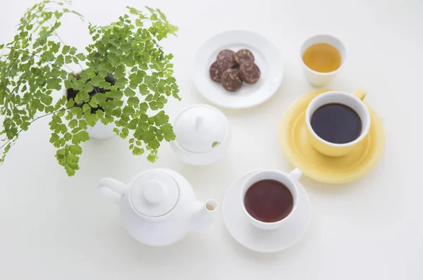 Bovenaanzicht Van Thee Bekers Snacks Waterkoker Een Tafel — Stockfoto