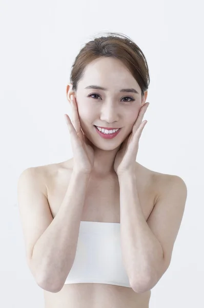 顔を洗って笑顔若いアジア女性 — ストック写真