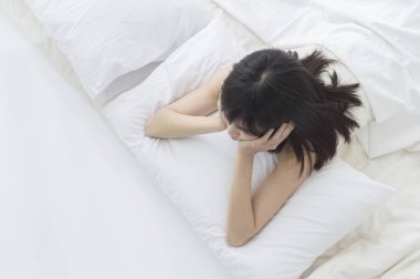 Asyalı kadın kadın yatakta hayal üstten görünüm