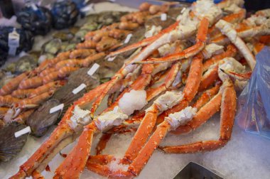 Arka planda Balık Pazarı, yakın çekim