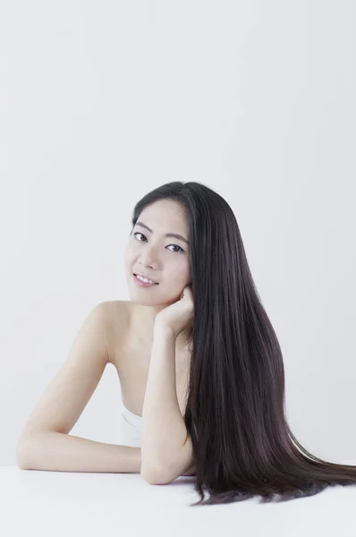 Junge Asiatische Frau Mit Schwarzen Langen Haaren Hände Unter Ihrem — Stockfoto