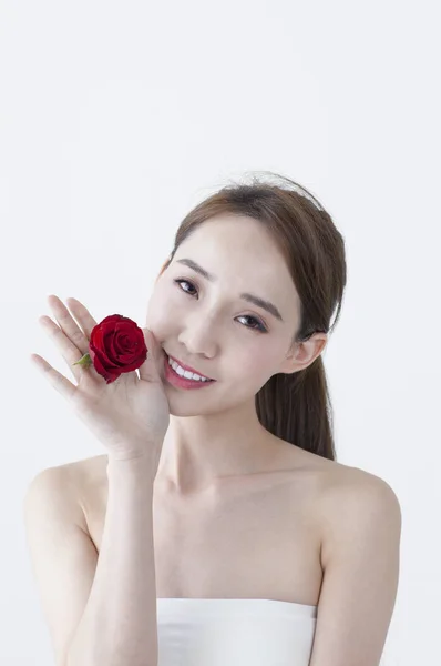 Νεαρά Ασιατικές Γυναίκα Κρατώντας Ένα Κόκκινο Τριαντάφυλλο Και Χαμογελά Στη — Φωτογραφία Αρχείου