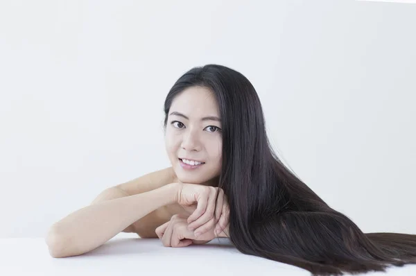 Молоді Азіатські Жінки Чорним Довге Волосся Лежачи Руки Посміхаючись Камеру — стокове фото