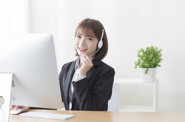 Jovem Mulher Asiática Vestindo Terno Sorrindo Falando Fone Ouvido — Fotografia de Stock