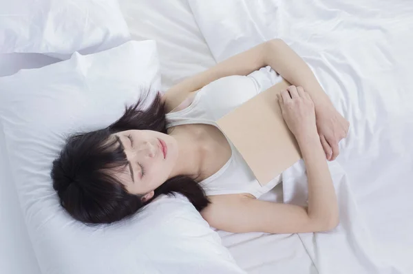 Asiático Mujer Durmiendo Con Libro — Foto de Stock