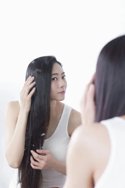 Jeune Femme Asiatique Avec Des Cheveux Longs Noirs Main Sur — Photo