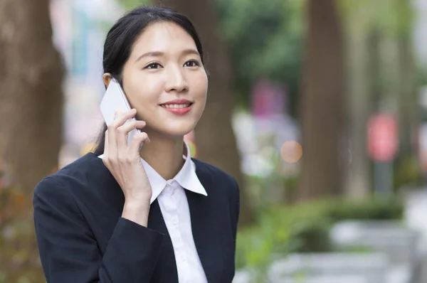 Jovem Mulher Asiática Vestindo Terno Falando Telefone Sorrindo Olhando Para — Fotografia de Stock