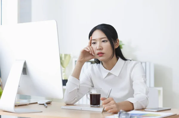 Jeune Femme Asiatique Assis Main Bureau Sur Tête Air Fatigué — Photo