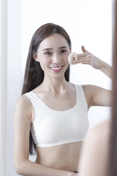 Jeune Femme Asiatique Regardant Miroir Souriant Mettre Maquillage Sur Son — Photo