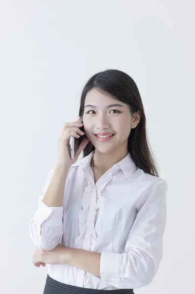 Jovem Mulher Asiática Vestindo Terno Falando Telefone Sorrindo Para Câmera — Fotografia de Stock