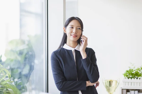 Jovem Mulher Asiática Falando Telefone Sorrindo Olhando Para Longe — Fotografia de Stock