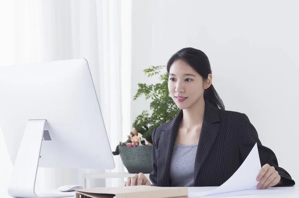 Jovem Mulher Asiática Sentada Mesa Usando Seu Computador — Fotografia de Stock