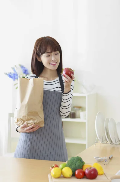 Ung Asiatisk Kvinna Håller Väska Och Ett Äpple Leende Tittar — Stockfoto