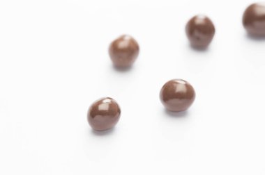 arka planda birçok çikolata şekerleri, yakın