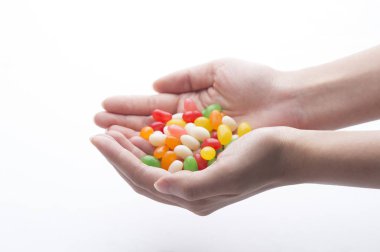 birçok lezzetli şekerler ve arka planda eller, yakın