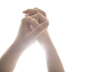 Erkek ve kadın el ele tutuşuyor, beyaz arka planda izole edilmiş. 