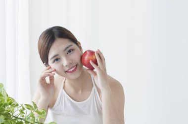 evde elma ile genç asyalı kadın portresi