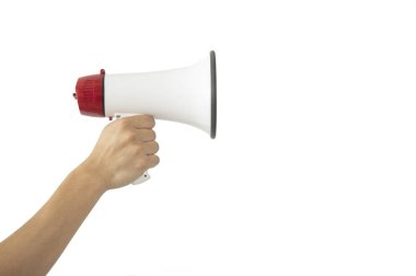 El ele tutuşan megafon beyaz arkaplanda izole edilmiş.