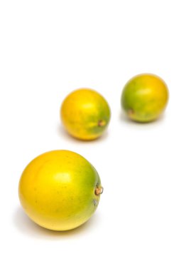 yeşil tropikal meyveler beyaz arkaplanda izole