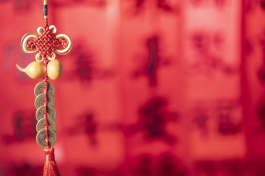 Çin 'in yeni yıl arka planında kırmızı arka planda Çin paraları var.