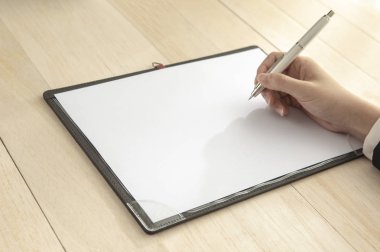 Beyaz bir kağıt üzerine el yazısı.