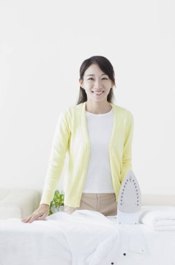 asyalı kadın ütü giysileri portresi