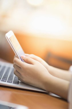 Modern bilgisayar ve telefonla çalışan kadın