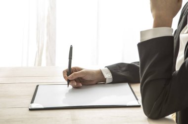 iş adamı panoya günlük yazıyor