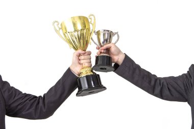 Beyaz arka planda kupa tutan işadamlarının elleri