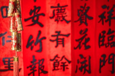 Kırmızı kağıtta geleneksel Çin kaligrafisi.