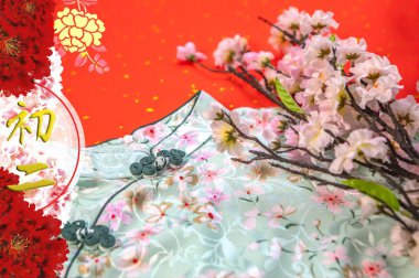 Çince tebrik kartı arka planında sakura çiçekli dallar var 