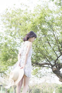  yaz parkında yürüyen genç asyalı kadın 