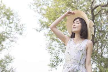  yaz parkında yürüyen genç asyalı kadın 