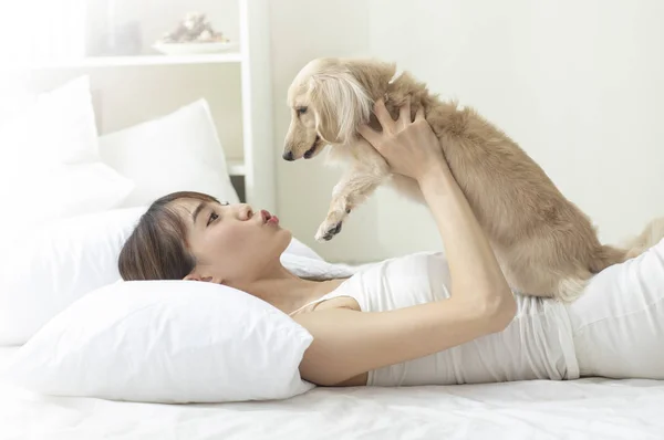 Porträt Einer Jungen Frau Mit Hund Hause — Stockfoto