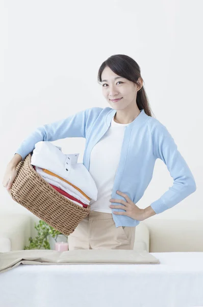 Porträt Einer Asiatischen Frau Beim Bügeln Von Kleidung — Stockfoto