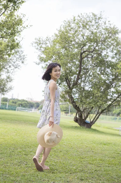 Jovem Mulher Asiática Andando Parque Verão — Fotografia de Stock