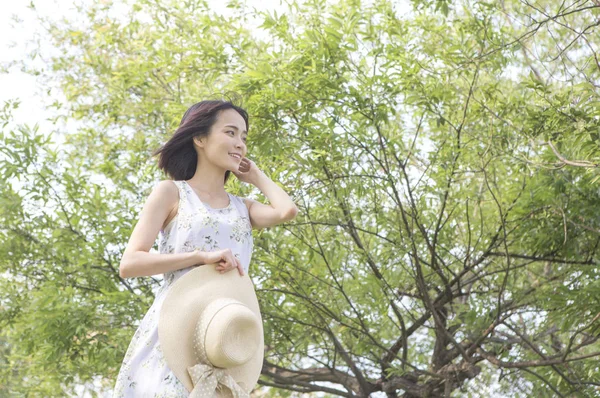 年轻的亚洲妇女走在夏天公园 — 图库照片