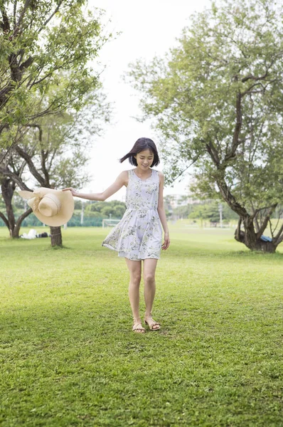 Jovem Mulher Asiática Andando Parque Verão — Fotografia de Stock
