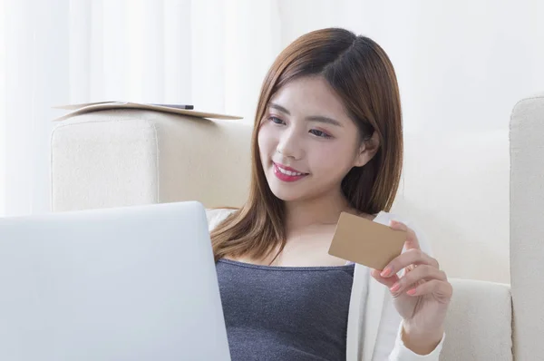 Retrato Mujer Asiática Joven Con Ordenador Portátil Tarjeta Crédito Casa —  Fotos de Stock