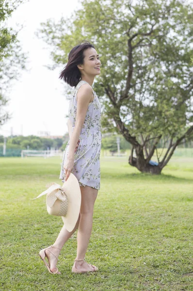 年轻的亚洲妇女走在夏天公园 — 图库照片