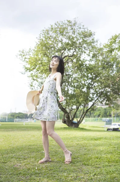 年轻的亚洲妇女走在夏天公园 — 图库照片