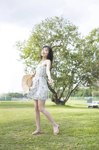 Jovem Mulher Asiática Andando Parque Verão — Fotografia de Stock