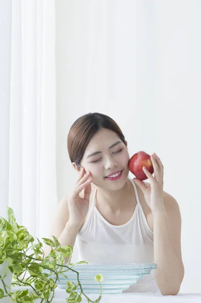 Porträtt Ung Asiatisk Kvinna Med Äpple Hemma — Stockfoto