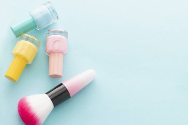 Arka planda kozmetik ve aksesuar seti