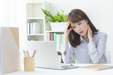 Asyalı iş kadını işten stres hissediyorum. 