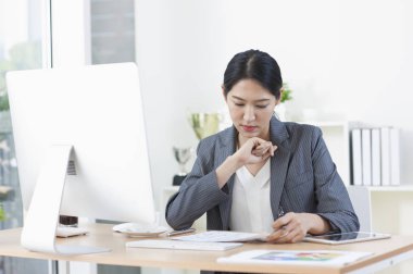 Ofiste çalışan Asyalı iş kadını.